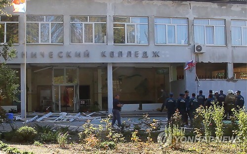 17일(현지시간) 러시아가 우크라이나로부터 병합한 크림반도 동부 항구도시 케르치의 한 기술대학에서 폭발이 일어나 최소 17명이 사망하고 수십 명이 부상했다. 사진은 사고 현장 모습. [타스=연합뉴스]