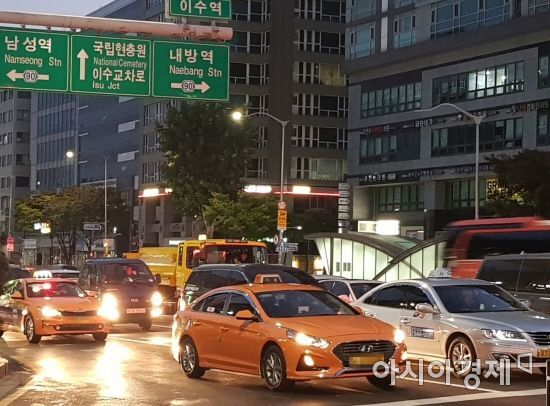 카카오의 카풀사업 진출에 반대하는 전국 택시업계 종사자들이 '24시간' 운행중단에 나서기로 한 18일 오전 서울 동작구 이수역 인근에서 개인 및 법인택시들이 정상적으로 운행하고 있다. 이관주기자