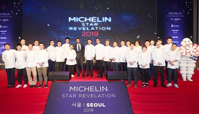<미쉐린 가이드 2019> 서울 편에 별점에 받을 레스토랑의 요리사들과 미쉐린코리아 관계자들. 미쉐린코리아 제공