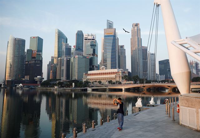 싱가포르 마리나 베이에서 보이는 중심업무지구 전경. 현재 아세안 의장국을 맡은 싱가포르는 역내포괄적경제동반자협정(RCEP)의 최종 타결을 위해 외교력을 집중하고 있다. 싱가포르=로이터 연합뉴스