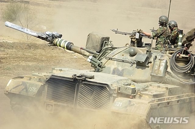【서울=뉴시스】 훈련 중인 육군 M48A5K 전차. (뉴시스DB)