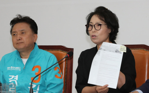 이재명 경기지사의 형수 박인복씨(오른쪽)가 지난 6월 국회에서 바른미래당 김영환 전 의원과 기자간담회를 가지고 있다. 연합뉴스