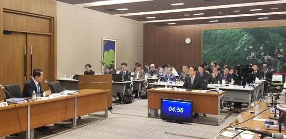 18일 열린 국회 외교통일위원회의 주일대사관 국정감사에서 이수훈 주일대사가 의원들의 질의에 답변하고 있다. 윤설영 특파원