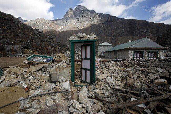 2015년 12월 지진으로 폐허가 된 네팔의 셰르파족 마을. 로이터·연합뉴스