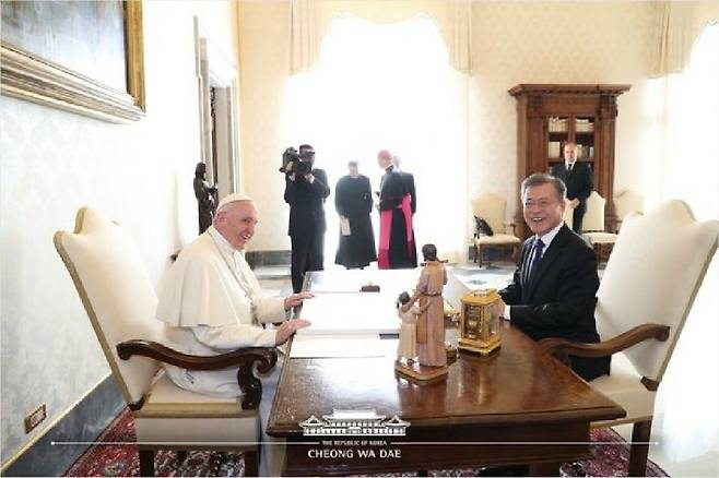 문재인 대통령이 18일 오후 (현지시간) 바티칸 교황청을 방문해 프란치스코 교황을 만났다. (사진=청와대 제공)