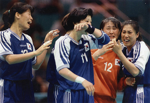 1996년 애틀랜타올림픽에 한국 여자 핸드볼 대표팀 골키퍼로 출전했던 오영란(오른쪽 두 번째). 그는 자신의 다섯 번째 올림픽인 리우데자네이루 올림픽을 조별리그 탈락이라는 성적으로 마무리했다.