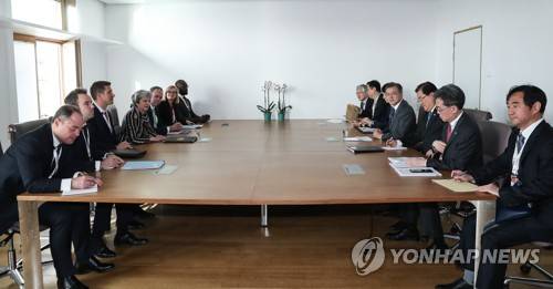 한·영 정상 ASEM에서 양자 회담 (브뤼셀=연합뉴스) 황광모 기자 = 아셈(ASEM·아시아유럽정상회의) 정상회의 참석한 문재인 대통령이 19일 오후(현지시간) 벨기에 브뤼셀 유럽연합이사회 본부에서 테레사 메이 영국 총리와 회담하고 있다. hkmpooh@yna.co.kr (끝)