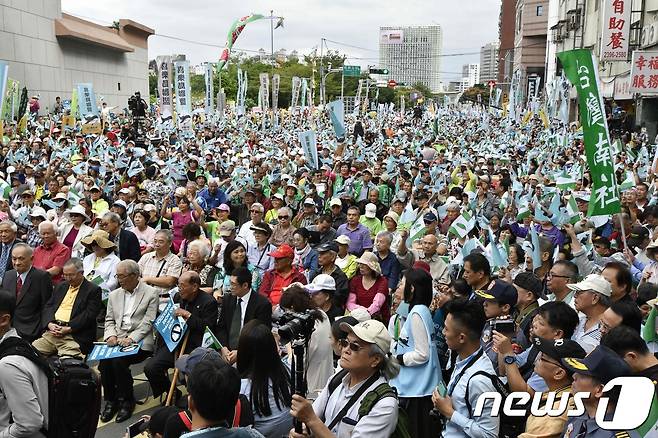 20일 대만독립을 촉구하는 시위가 대만의 수도인 타이페이 민진당 앞에서 열렸다. 이번 시위에 12만 명이 참석해 대만 독립을 위한 국민투표를 실시하라고 주장했다. © AFP=뉴스1 © News1