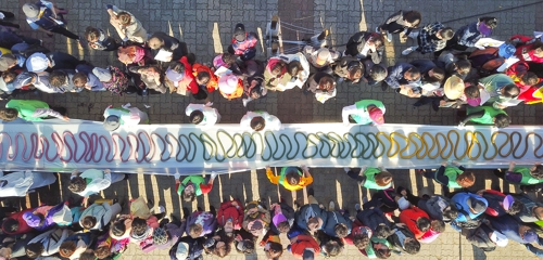 길이 600m 가래떡 20일 오후 경기도 이천에서 열린 쌀 문화 축제에서 참가자들이 길이 600m짜리 가래떡을 뽑고 있다. (성연재)