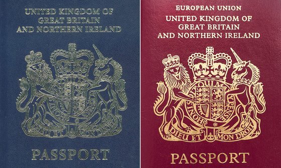 1988년 여권 색깔을 바꾸기 이전의 영국 여권(왼쪽)과 현재의 영국 여권. [위키피디아]
