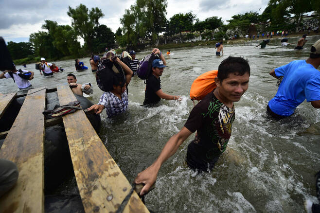 수치아떼 강을 통해 과테말라에서 국경을 통과해 멕시코 시우다드 이달고에 도착한 온두라스 이민자들. AFP=연합뉴스