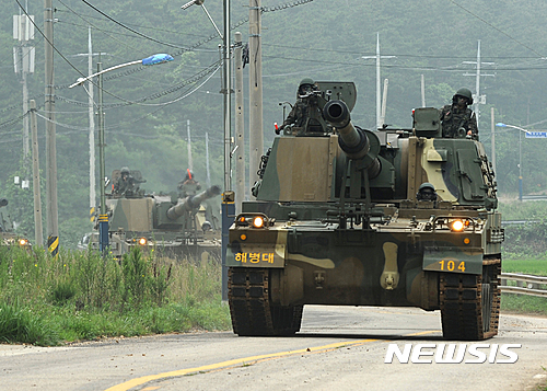 【서울=뉴시스】해병대 K-9자주포가 사격을 위해 사격진지로 기동하고 있는 모습. (사진=뉴시스DB)