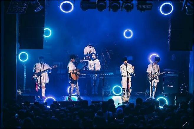 더 이스트라이트