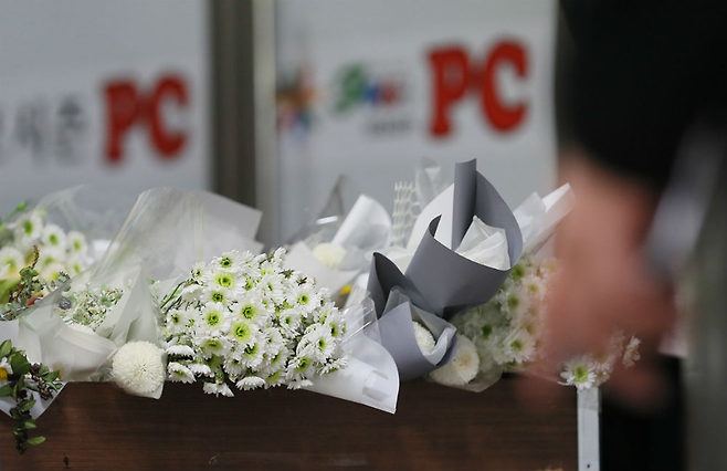 살인 사건이 발생한 서울 강서구 PC방 앞에 피해자를 추모하는 꽃다발이 놓여 있다. (연합뉴스)
