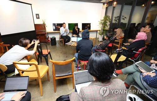 마웅 자니가 이야기하는 로힝야 사태 (서울=연합뉴스) 김도훈 기자 = 미얀마 버마족이면서 로힝야 박해와 학살에 대해 연구해온 활동가 마웅 자니가 22일 오후 서울 종로구 참여연대에서 로힝야 사태에 대해 이야기하고 있다. 2018.10.22 superdoo82@yna.co.kr (끝)
