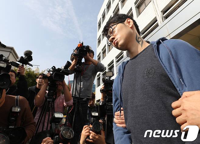 PC방 아르바이트생을 살해한 혐의로 구속된 피의자 김성수(29)가 22일 오전 정신감정을 받기 위해 서울 양천경찰서에서 국립법무병원 치료감호소로 이송되고 있다. 2018.10.22/뉴스1 © News1 신웅수 기자