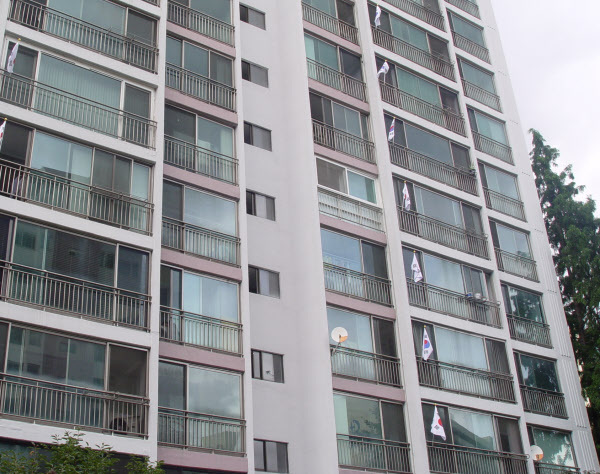 건물 외부에 붙은 완충 공간으로 아파트 '발코니'가 정확한 표현이다./조선일보DB