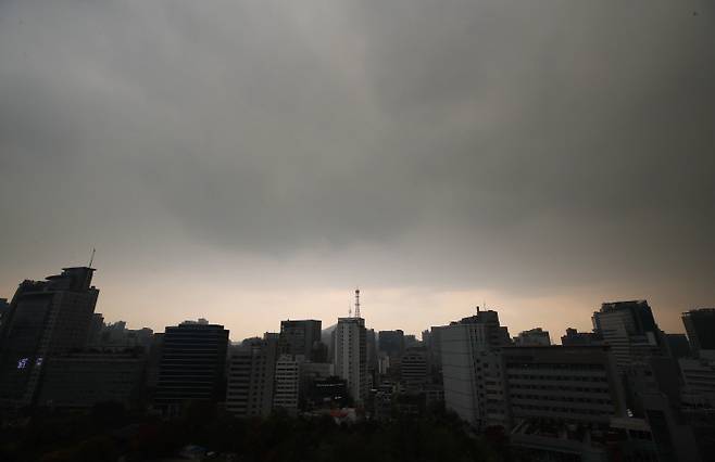 날이 흐리고 중부지방을 중심으로 비가 내리는 23일 오전 서울 시내 하늘에 먹구름이 드리우고 있다.