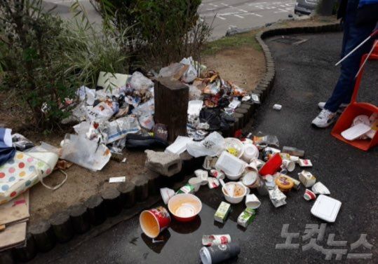 지난 20일 보수단체의 태극기집회 이후 서울역 광장에 버려진 쓰레기들. 태극기, A4용지를 비롯해 종이컵, 도시락 용기 등이 널려있다. (사진=독자 제공)