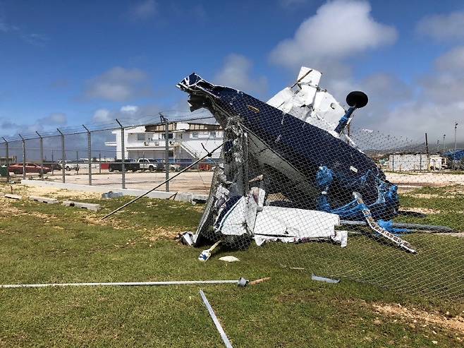 태풍 ‘위투’에 강타당한 사이판의 한 비행장에 26일(현지시간) 파손된 항공기가 방치돼 있다. AP연합뉴스