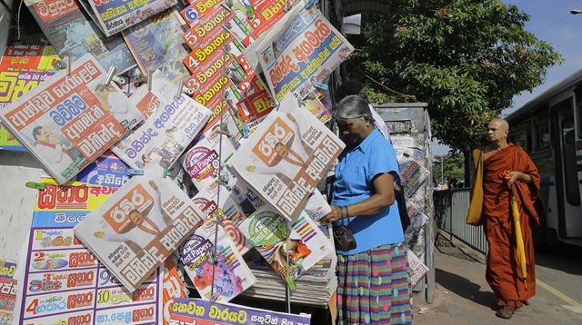 마힌다 라자팍사 신임 총리 임명 소식을 전하는 스리랑카 신문이 거리에서 판매되고 있다. 콜롬보=AP 연합뉴스