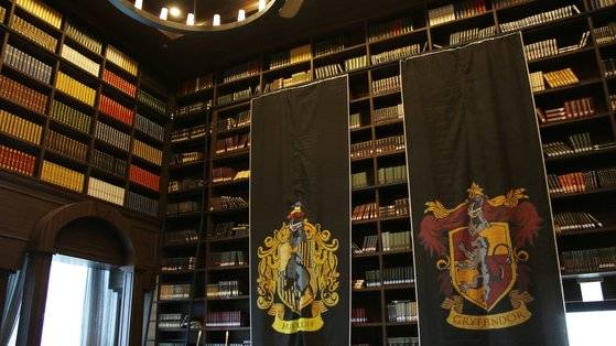 건물 일부 공간을 작중의 호그와트 도서관처럼 꾸몄다. 후플푸프·그리핀도르 기숙사 휘장이 보인다.