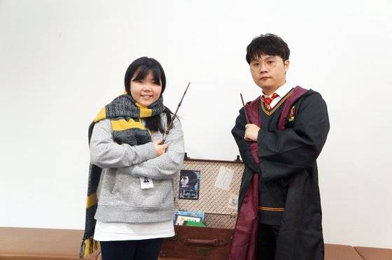 해리포터 팬답게 굿즈를 착용하고 인터뷰에 나선 손채은(왼쪽) 학생기자와 배상현 '해리포터와 덕후들의 방' 운영자.