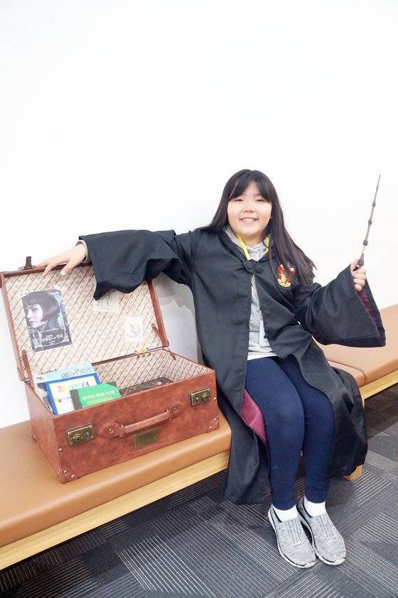 손채은 학생기자가 해리 포터 굿즈를 착용했다.
