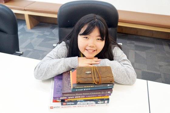 해리포터 팬답게 굿즈를 착용하고 인터뷰에 나선 손채은 학생기자.