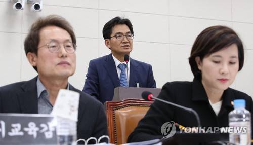 종합감사 증인으로 선 한유총 비대위원장 (서울=연합뉴스) 김인철 기자 = 이덕선 한국유치원총연합회(가운데) 비대위원장이 29일 오후 서울 여의도 국회에서 열린 교육부 및 소관 공공·유관기관 종합감사에서 증인으로 출석해 더불어민주당 박용진 의원의 질문에 답변하고 있다. 왼쪽부터 조희연 서울시교육감, 이 비대위원장, 유은혜 부총리 겸 교육부 장관. yatoya@yna.co.kr (끝)