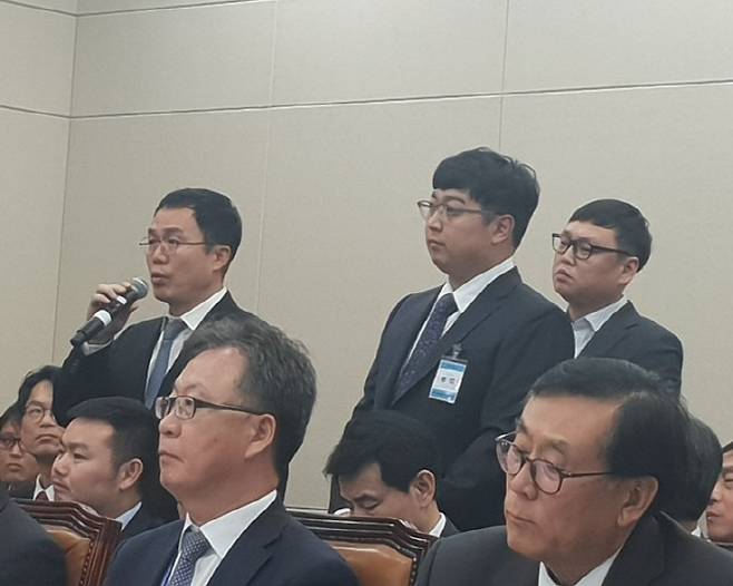 29일 방송통신위원회 종합감사에 증인으로 출석한 서수길 아프리카TV대표(왼쪽)가 마이크를 잡고 발언하고 있다. 그 옆에 남득현 팝콘TV 대표, 배철진 풀TV 대표가 차례로 서있다.