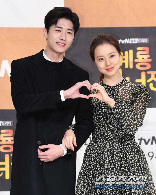 배우 문채원과 서지훈이 30일 영등포 타임스퀘어에서 열린 tvN 새 월화드라마 '계룡선녀전'의 제작발표회에서 포토타임을 갖고있다. '계룡선녀전'은 699년 동안 계룡산에서 나무꾼의 환생을 기다리며 바리스타가 된 선녀 선옥남이 정이현과 김금, 두 서방님 후보를 우연히 만나면서 과거에 얽힌 비밀을 밝혀내는 코믹 판타지 로맨스다. 영등포=최문영 기자 deer@sportschosun.com /2018.10.30/