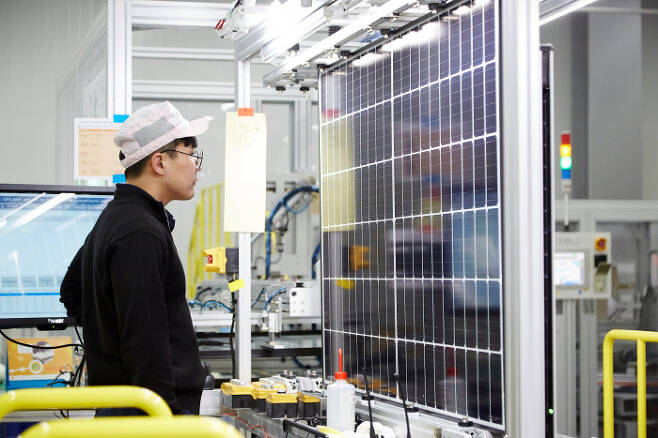 30일 충북 진천 산수산업단지의 한화큐셀코리아 공장에서 한 직원이 태양광 셀 생산공정을 살펴보고 있다.   한화큐셀 제공