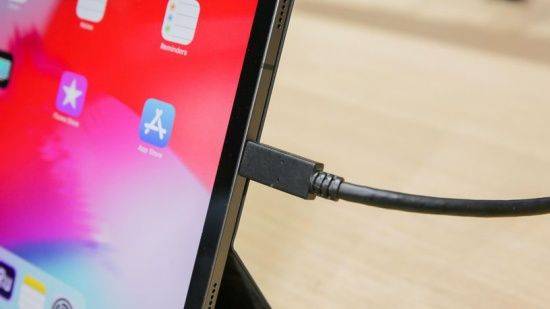 애플 새 아이패드 프로. USB-C 단자를 채택했다. (사진=씨넷)