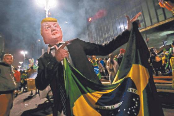 트럼프 미국 대통령의 가면을 쓰고 나온 보우소나루 지지자의 모습. ‘브라질의 트럼프’로 불리는 보우소나루는 신임 대통령에 선출됐다. [AP=연합뉴스]