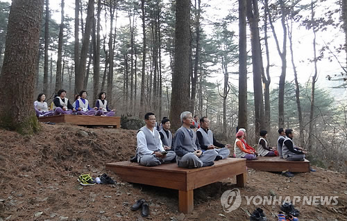 '경기도 잣향기 푸른숲' 치유 공원에서 명상 프로그램을 체험하고 있는 시민들.(경기도제공)