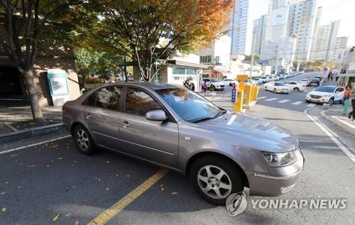 전기차 충전기 설치 갈등 때문에 (대구=연합뉴스) 김준범 기자 = 1일 오후 대구시 동구 신천동 한 아파트 정문을 주민 A씨가 자신의 쏘나타 차량으로 막고 있다. A씨는 아파트 입주자대표회의에서 자신이 제안한 전기 자동차 완속충전기 설치 안이 부결된 데 불만을 품고 이 같은 일을 벌였다. psykims@yna.co.kr (끝)
