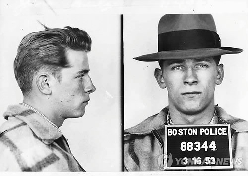 악명 높은 美 갱두목, 감옥에서 사망 (보스턴 AP=연합뉴스) 1953년 미국 보스턴 경찰에 체포된 악명 높은 갱단 두목 제임스 '화이티' 벌저의 머그샷(범인 식별용 얼굴 사진)으로 보스턴 글로브가 공개한 사진이다. 그는 백금색 머리카락 때문에 화이티(whitey·백인을 경멸하는 표현)라는 별칭을 얻었다. 미 교정 당국은 2013년 보스턴에서 종신형을 선고받은 뒤 남은 일생을 감옥에서 지낸 벌저가 지난달 30일(현지시간) 웨스트버지니아의 교도소 내에서 사망했다고 밝혔다.  jelee@yna.co.kr  (끝)