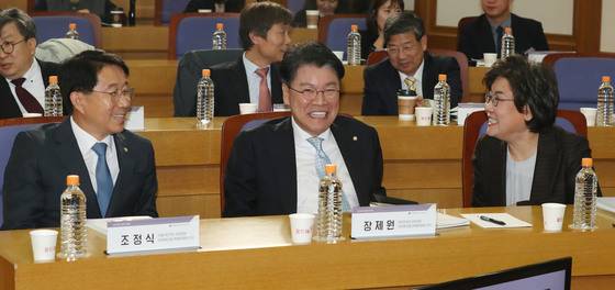 조정식 더불어민주당 국회예산결산특별위원회 간사(왼쪽부터), 장제원 자유한국당 간사, 이혜훈 바른미래당 간사가 1일 오후 서울 여의도 국회 의원회관에서 열린 2019년도 예산안 토론회에서 이야기를 나누고 있다. 2018.11.1/뉴스1 © News1 임세영 기자