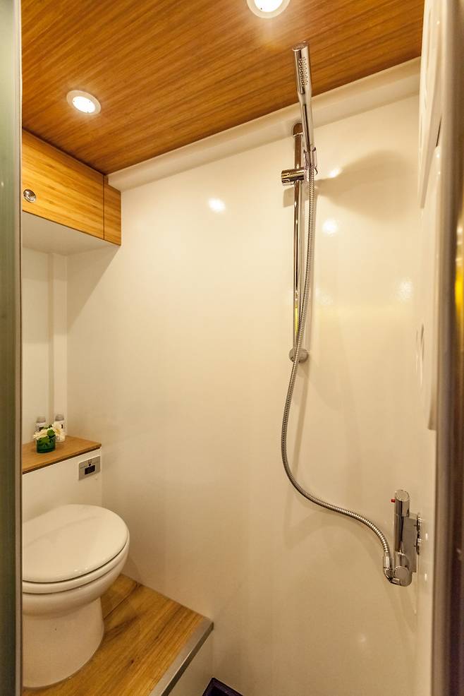 11피트 모델의 샤워실겸 화장실