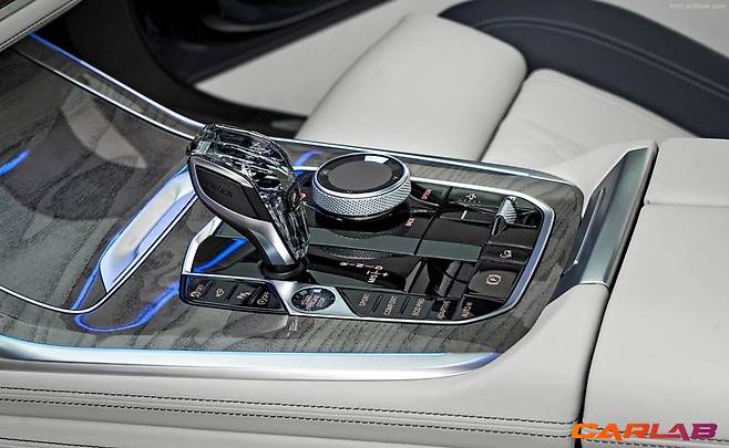 보석을 끼운듯한 기어노브(이미지:BMW)