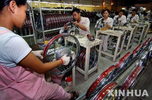 【리판=신화/뉴시스】 베트남의 올해 상반기 국내총생산(GDP)성장률이 전년 동기 대비 7.08%를 기록했다. 사진은 베트남 훙옌 성 리판에 있는 오토바이 공장에서 28일 현지 노동자들이 모터사이클을 조립하고 있는 모습. 2018.06.29