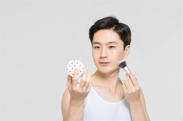 10대 여학생, 2030 남성들이 화장에 입문할 때도 나홀로 민낯을 고수해왔던 10대 소년들이 화장에 빠졌다. 이들의 이야기를 들어보자. 게티이미지뱅크