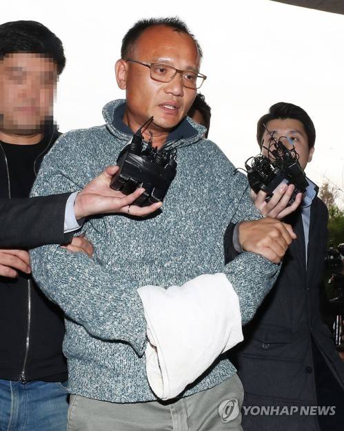 압송된 양진호 "잘못 인정합니다..사과드립니다" (수원=연합뉴스) 홍기원 기자 = 폭행과 강요, 마약류 관리에 관한 법률 위반 등의 혐의로 체포된 양진호 한국미래기술 회장이 7일 오후 경기도 수원시 경기남부지방경찰청으로 압송되고 있다. 2018.11.7 xanadu@yna.co.kr (끝)