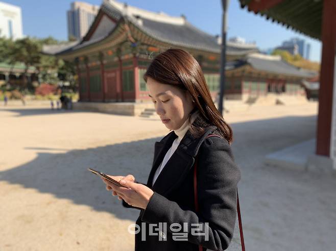 아이폰XR 후면카메라를 이용해 인물사진 모드를 촬영했을 때. 주변에 사람을 스스로 인식하고 최적의 거리를 제시해준다.