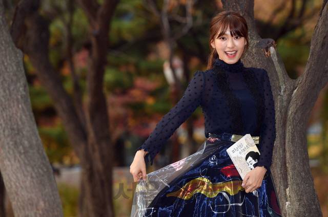 ‘스타의 서재’ 두번째 주인공 씨스타 출신 보라가 서울경제와의 인터뷰에 앞서 사잔촬영을 위해 포즈를 취하고 있다. /이호재기자.