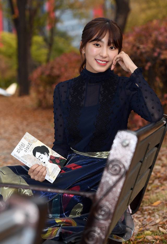 ‘스타의 서재’ 두번째 주인공 씨스타 출신 보라가 서울경제와의 인터뷰에 앞서 사잔촬영을 위해 포즈를 취하고 있다. /이호재기자.