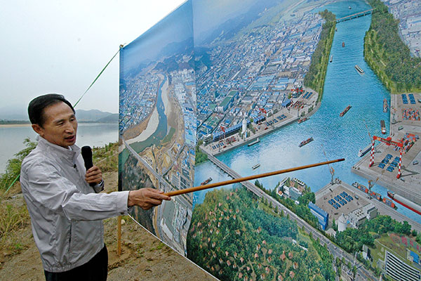ⓒ연합뉴스 2007년 6월24일 대선을 준비하던 이명박 전 서울시장이 낙동강변에서 운하 건설의 장점을 설명하고 있다.