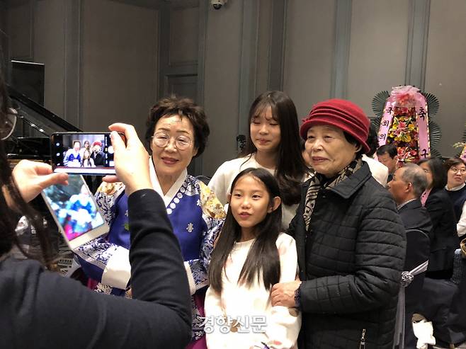 일본군 위안부 생존자인 이용수 할머니(90)의 90번째 생일을 기념한 축하행사가 9일 대구 한 호텔에서 열린 가운데, 이 할머니가 시민들과 기념촬영을 하고 있다.｜백경열 기자 merci@kyunghyang.com