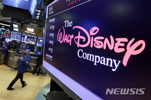 【뉴욕=AP/뉴시스】2017년 8월8일 뉴욕 증권거래소의 전광판에 월트 디즈니사의 로고가 나타나 있다.  CNBC, 뉴욕타임즈(NYT) 등은 디즈니가 8일(현지시간) 콘텐츠 스트리밍 서비스 '디즈니 플러스(+)'를 2019년 말 출시할 계획이라고 밝혔다고 보도했다. 2018.11.09.